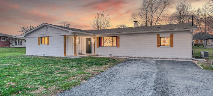 NEW Retreat 4-bedroom Indianapolis Dreamhouse with Hot tub & Pets ok Hotels in Johnson County