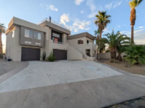 Havasu Haven! Awesome Views on Rooftop Terrace! Heated Spa and Pool! Golf!