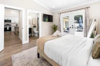 Alluring Luxury Oasis: Modern Comfort and Relaxation