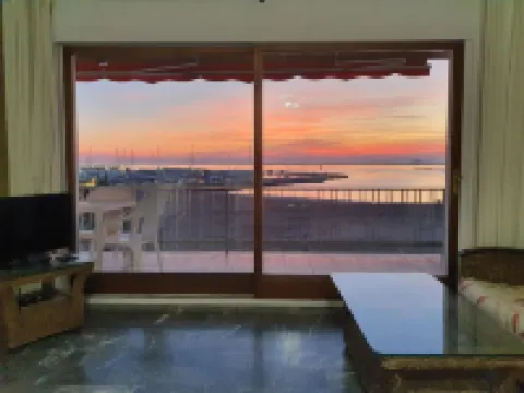 ROSES Super apartment PREMIERE LIGNE de MER for 6.- 8 PERSONES CENTRE VILLE