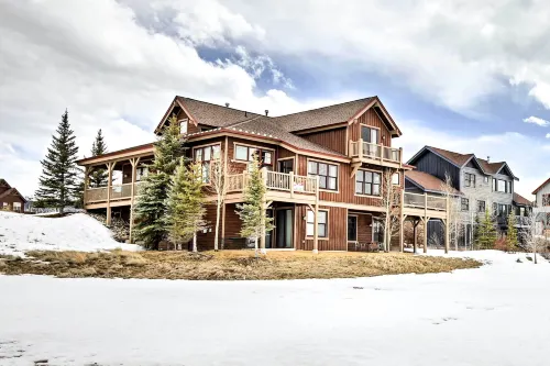 Mtn-View Gem w/ on-Site Golf! 3 Mi to Granby Ranch - Parkering