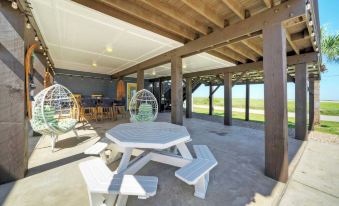 Boujee Pelican by AvantStay Pool Game Room Views