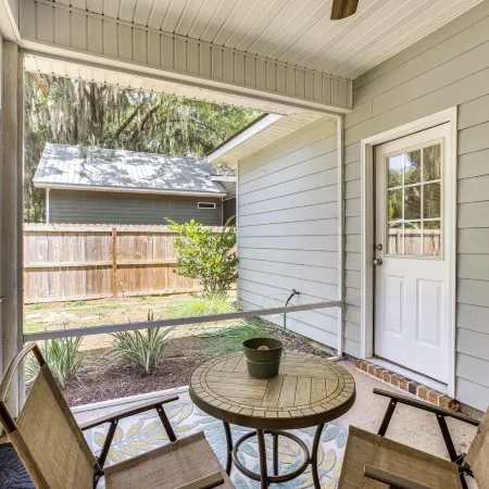 1 Mi to Riverfront: Darien Family Home