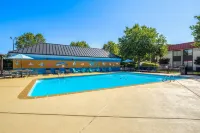 Village Inn Clemmons/Winston Salem, Trademark by Wyndham - Pools