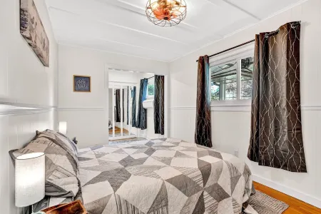 Charming Private Pet Friendly Cottage Minutes from Downtown Hendersonville