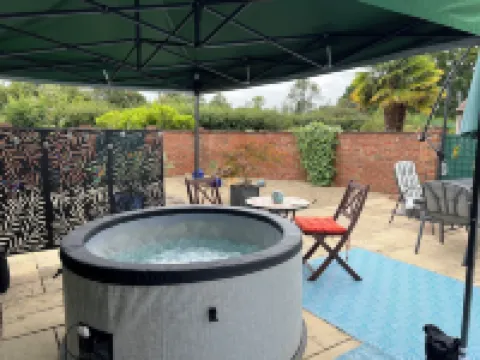 The Lodge, South Cotswolds, comfortable contemporary rural home, views, parking Hotels in Chippenham