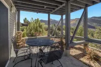 2-bedroom apartment in charming Glenwood Springs with Hot Tub, AC and Heating.