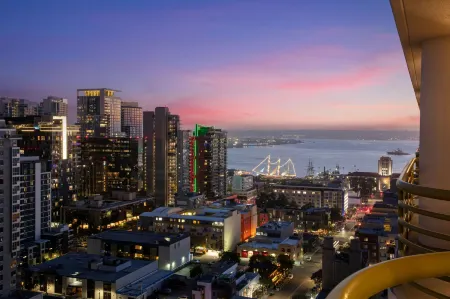 Courtyard by Marriott San Diego Downtown Little Italy Отели рядом с достопримечательностью «Центральная библиотека Сан-Диего»