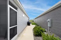 Spacious Living and Close to Golf Courses - Charming Sunny Villa