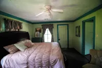 Old Fashioned 1930s Country Cottage Retreat in Plantersville - Near TX Ren Fest