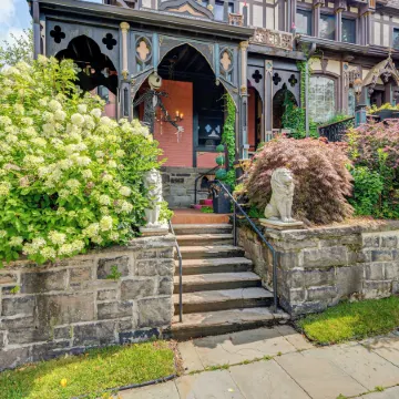 Near Downtown Scranton: Getaway w/ Patio