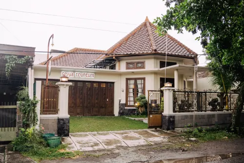 Guesthouse Syariah Griya Truntum Hotels in Laweyan