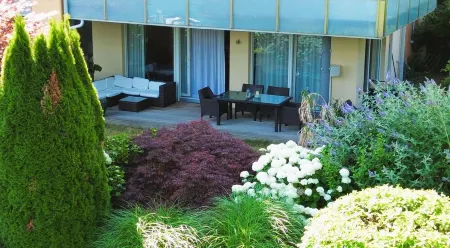 Mountains&Lakes - Luxury Apartment Seepark Velden directly on Lake Wörthersee Отели в г. Velden am Worther See