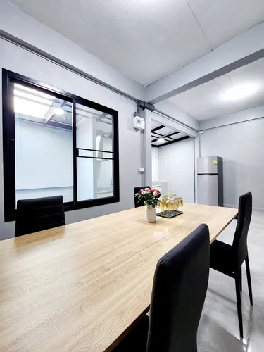 รูปภาพของIn the central of the city, close to convenience stores and transportation hubs.