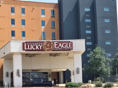 Charming 2-bedroom condo in fabulous Eagle Pass with AC, WiFi.