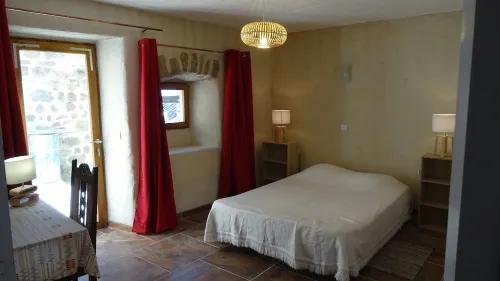 Gite de Chapelèche les Glycines Pour 8 à 10 Personnes Hotels in Gluiras