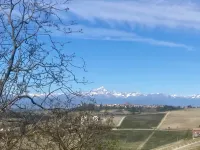Quiet little house with a view in the center of the village Hotels in Monforte d'Alba