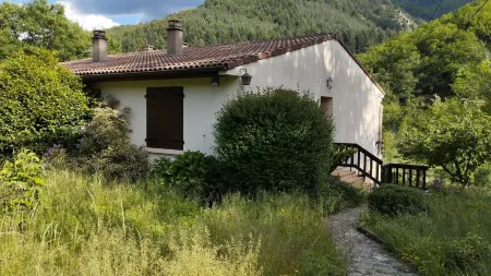 House in Barnas (07330) at the foot of the river and swimming Отели рядом с достопримечательностью «Мон Жербье де Жон»