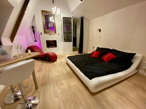 Suite Romantique Spicy Kiss Avec Pièce Secrète Hotels in Lannion