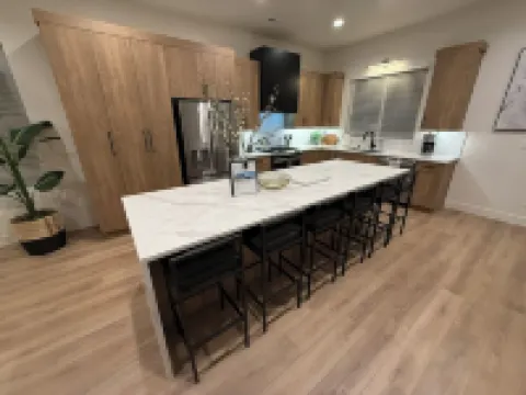 Luxury 5Br Adventure Hub! Pineview, Hiking, Golfing, Biking. Sleeps 12. 4.5 Bath