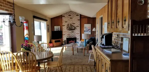 Willow Lake Waterfront 3 Bedroom house with AC & WiFi in gorgeous Discovery Bay