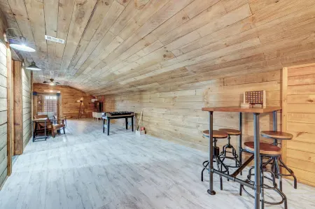 Historic General Store Stay- Balcony, games-Minutes to Blue Ridge & McCaysville!