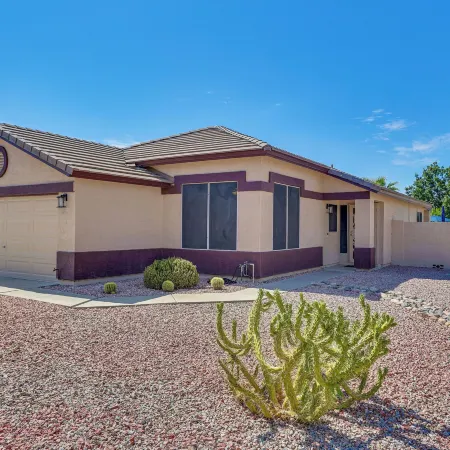 Patio + Fire Pit: Peoria Getaway Near Golfing!