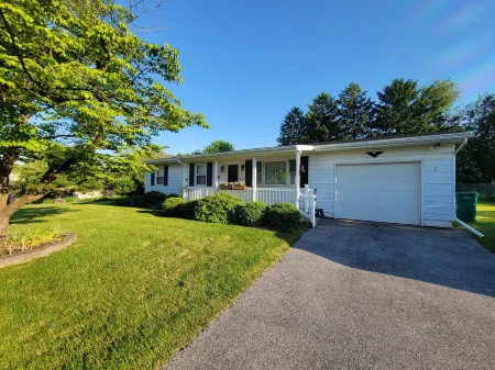 Chic 2-bedroom with WiFi and AC in delightful Hummelstown