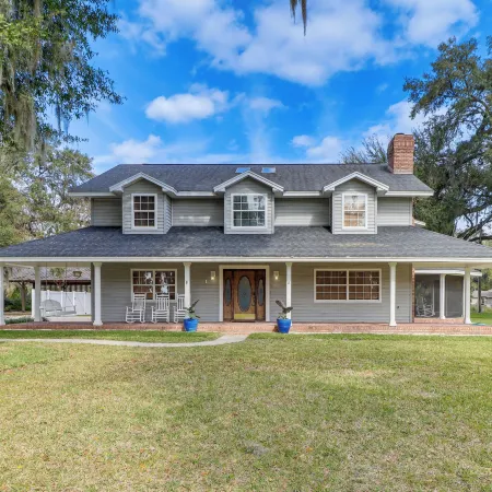 Private Pool & Lake Views: Family Home in Oxford