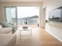 5 mins walk to Beach - Modern Beachy Escape. Netflix, Full Kitchen, Comfy Beds! Hotels in Terrigal