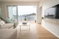 5 mins walk to Beach - Modern Beachy Escape. Netflix, Full Kitchen, Comfy Beds! Hotels in Terrigal