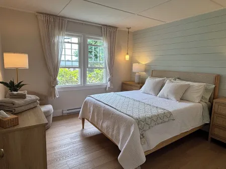 Spacious Hunts Point cottage. Fenced garden/pet-friendly. Seconds walk to beach!