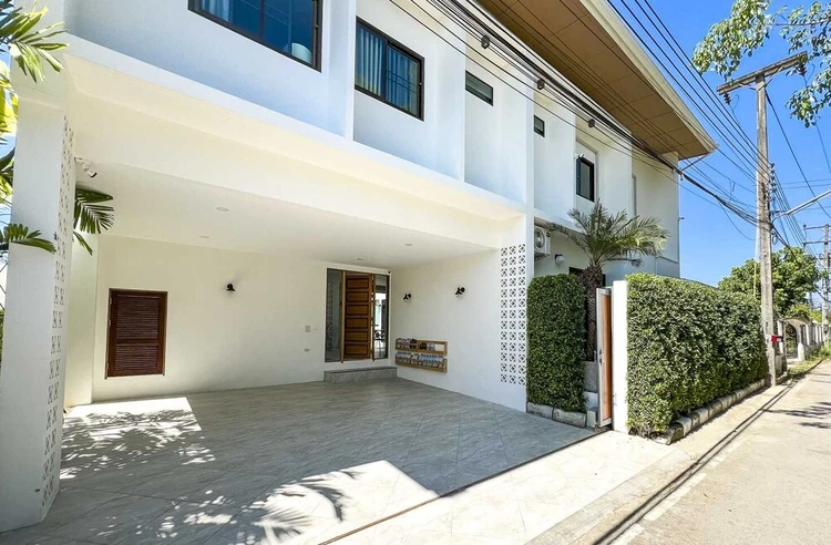 รูปภาพของ8 Bedroom Luxury Pool Villa near Golf Courses