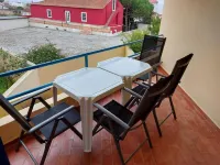 House for up to ten people, walking distance from the bay