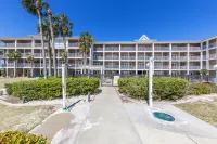 Gulf View Condo with a King Bed, Bunk Setup, and L-Shaped Balcony in Perdido Key - 3성급