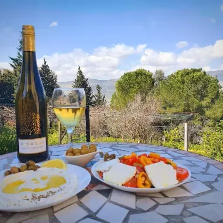 Charming 2-bedroom apartment with WiFi, AC in quaint Mikhmanim