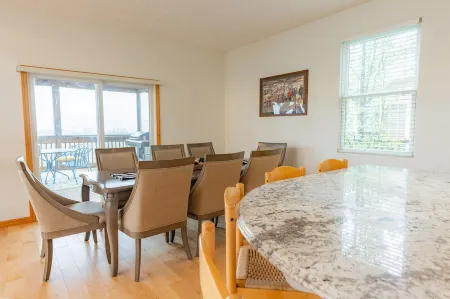 Spacious 5-bedroom house with Majestic Views Hot Tub in delightful Hidden Valley