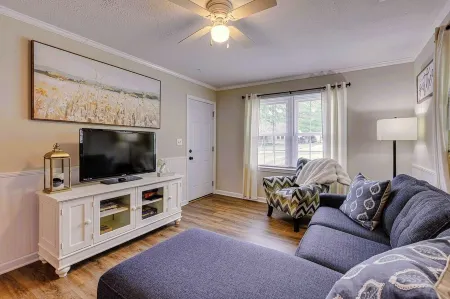 Charming 2-Bd 1-Ba home in Easley near GVL & Clemson w/ WiFi, Self check-in & AC