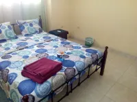 Souvenir House: 24 Elect, AC, WiFi, TV Cable, Fridge.... Отели в г. 