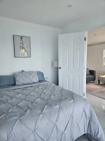 Charming 3-bedroom apartment in delightful Lance aux Epines with WiFi, AC Отели в г. Lance aux Epines