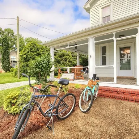 East River Views - Renovated 1905 House- 3 Bedrooms, 3.5 Baths