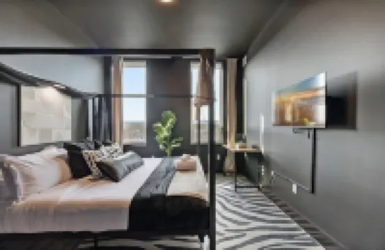 Cozy 1 King BR, Gym, Free Parking, 8mins Train