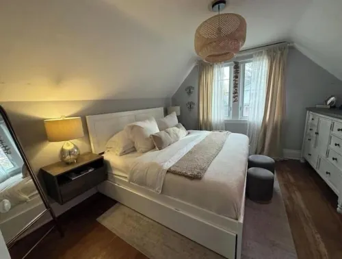 Stylish and cozy century craftsman near escarpment. Minutes to shops & dining!