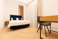 Modern&central apartment with a gorgeous bathtub inside one of the two bedrooms. Hotels in 