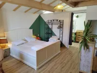 Pretty sunny village house with view and garden Hotels in Bourg-Saint-Andeol