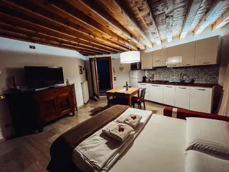 Relais in the Castle - Flat in the Medieval Tower Отели рядом с достопримечательностью «Piazzotto Montevecchio,Piazza Libertà and Piazza Garibaldi»