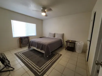 Cozy 1-bedroom with queen size bed, couch bed, full kitchen and full bathroom San Bernardino County Superintendent of Schools附近的飯店