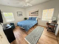 Lovely 3-bedroom house in South Gate Five Below附近的飯店