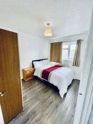 The Herald !! 3 Bedroom Lovely House Apartment Dartford-7 Minutes From Bluewater