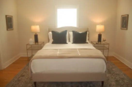 Charming 2-bedroom house, walkable to downtown Greenville!